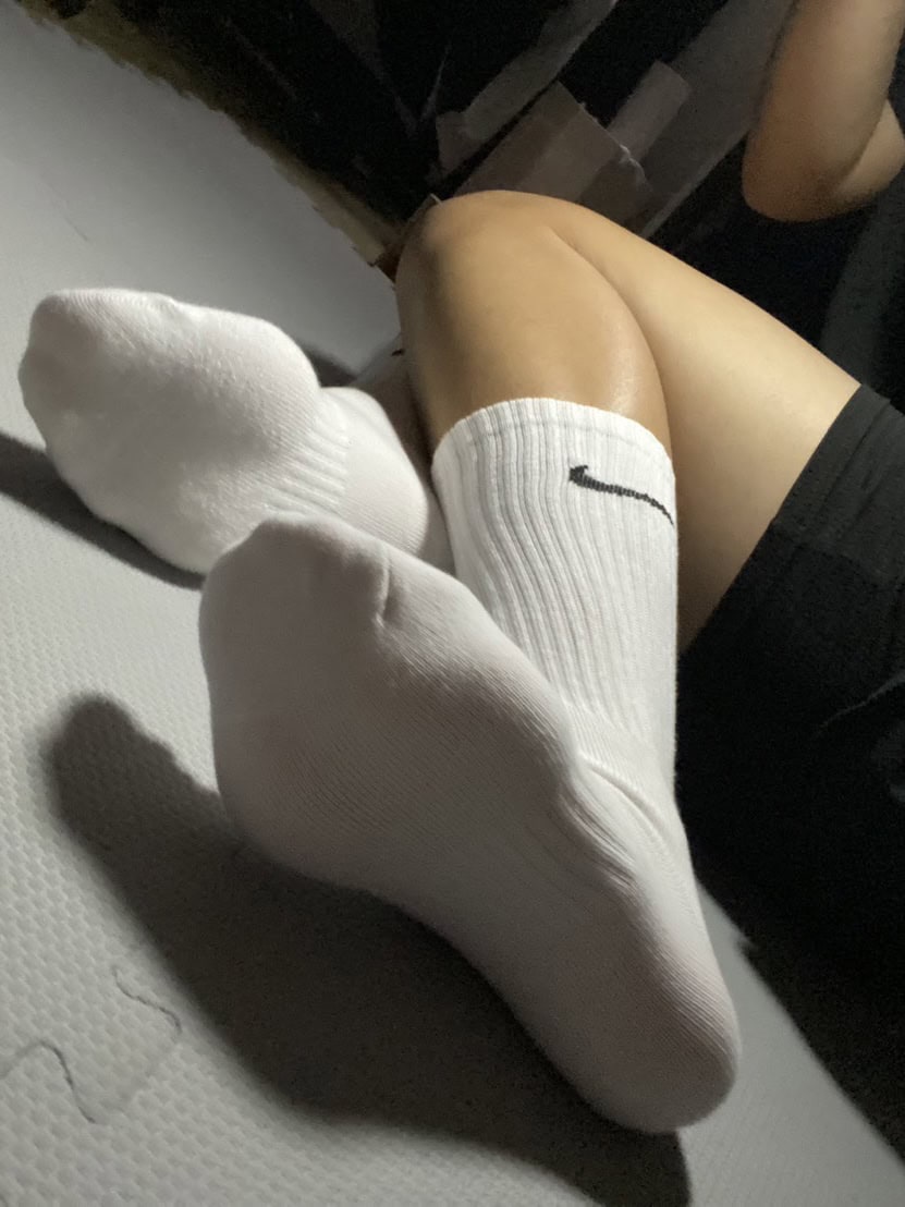 Momo - Worn Socks White Nike Socks Crew Socks Plus Cushioned