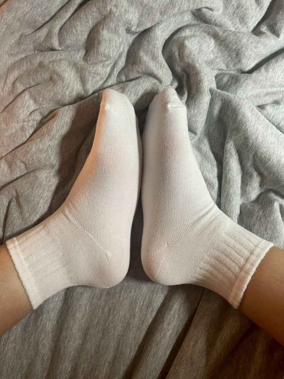 默默 － 原味襪子 白色中筒襪