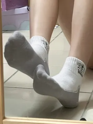 芸芸 － 原味襪子 曉明女中 校徽襪 紀念襪 中筒襪