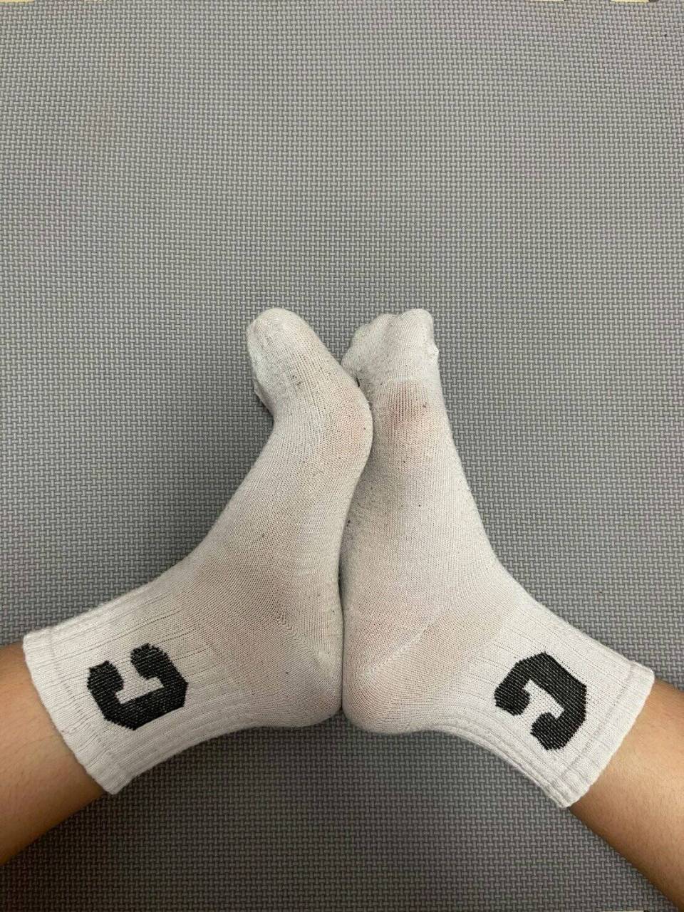 默默 － 原味襪子 白色中筒襪 字母襪