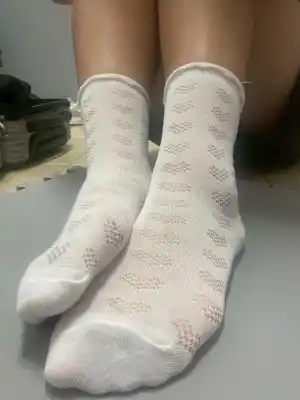 默默 － 原味襪子 愛心簍空 白色中筒襪