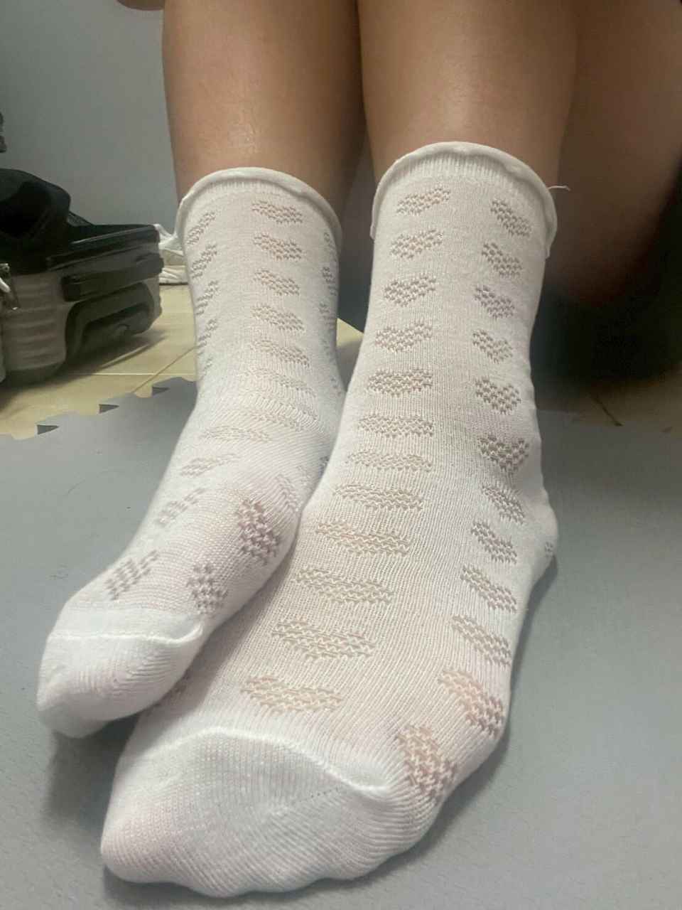 默默 － 原味襪子 愛心簍空 白色中筒襪