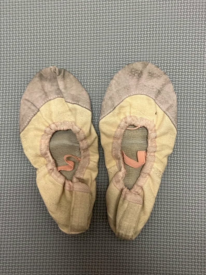Momo - Worn Shoes Kids Ballet Shoes Dance Shoes (Worn in Childhood)