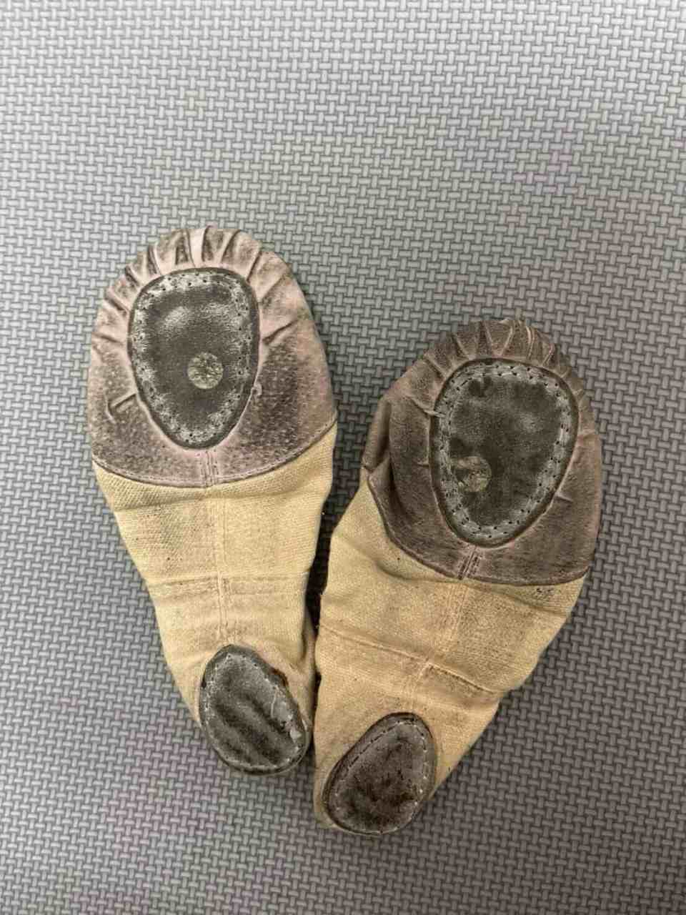 Momo - Worn Shoes Kids Ballet Shoes Dance Shoes (Worn in Childhood)