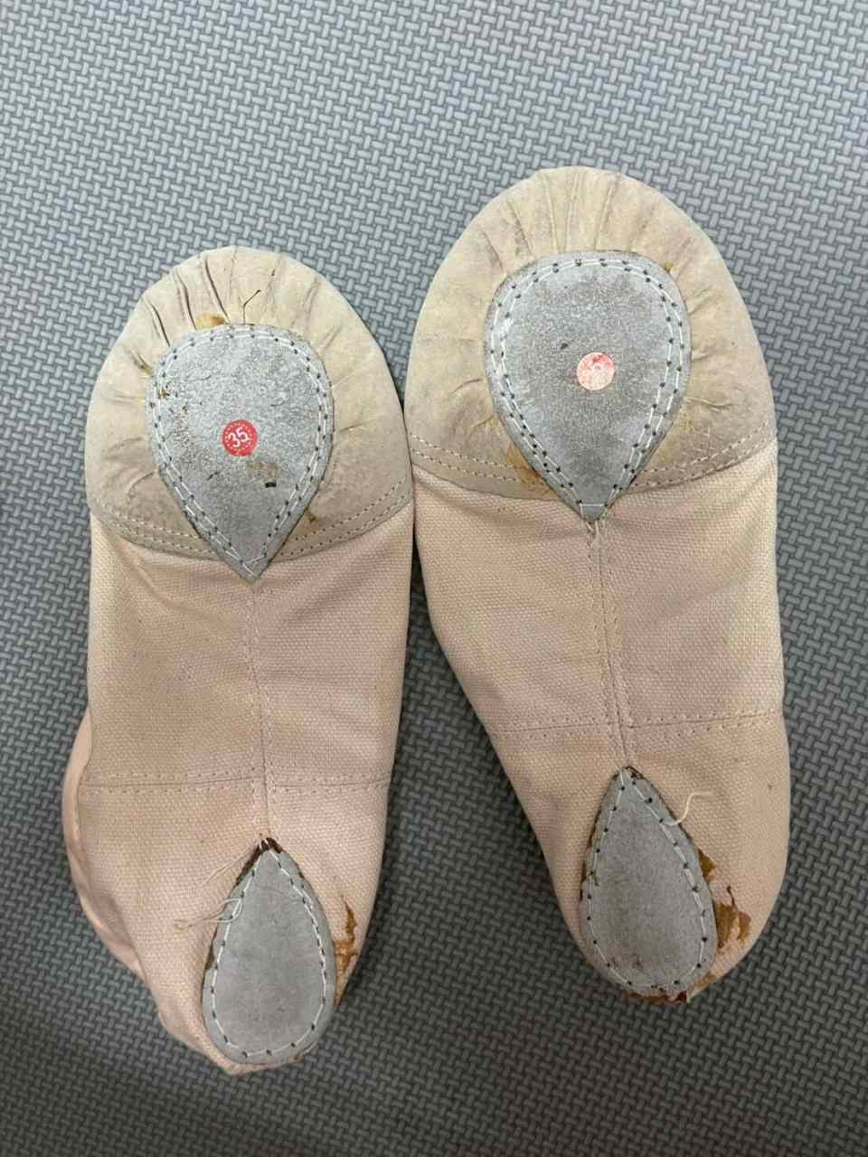 Momo - Worn Shoes Kids Ballet Shoes Dance Shoes (Worn in Childhood)