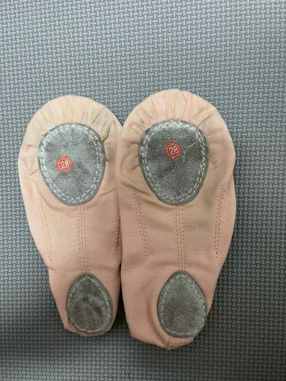Momo - Worn Shoes Kids Ballet Shoes Dance Shoes (Worn in Childhood)