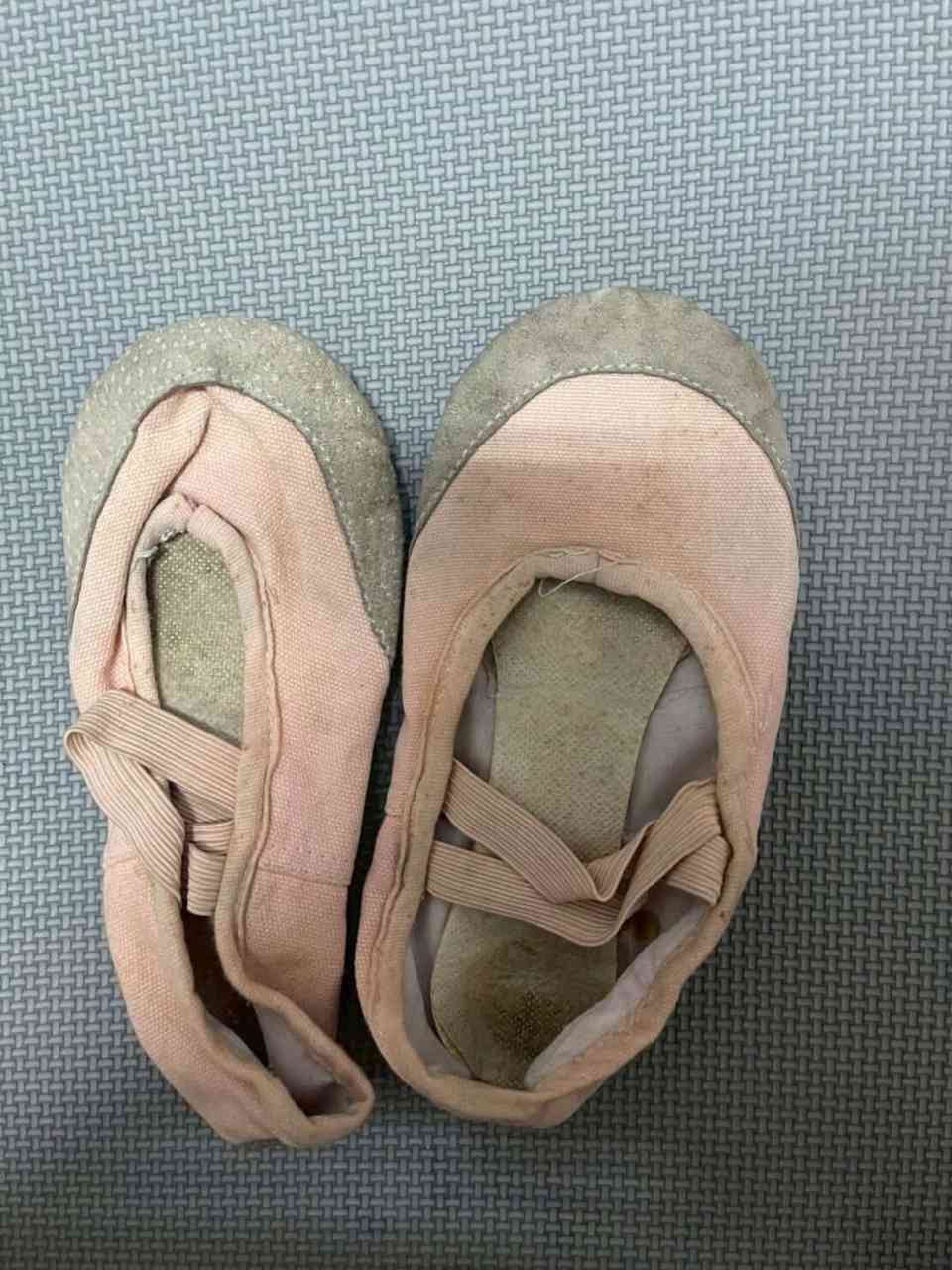 Momo - Worn Shoes Kids Ballet Shoes Dance Shoes (Worn in Childhood)