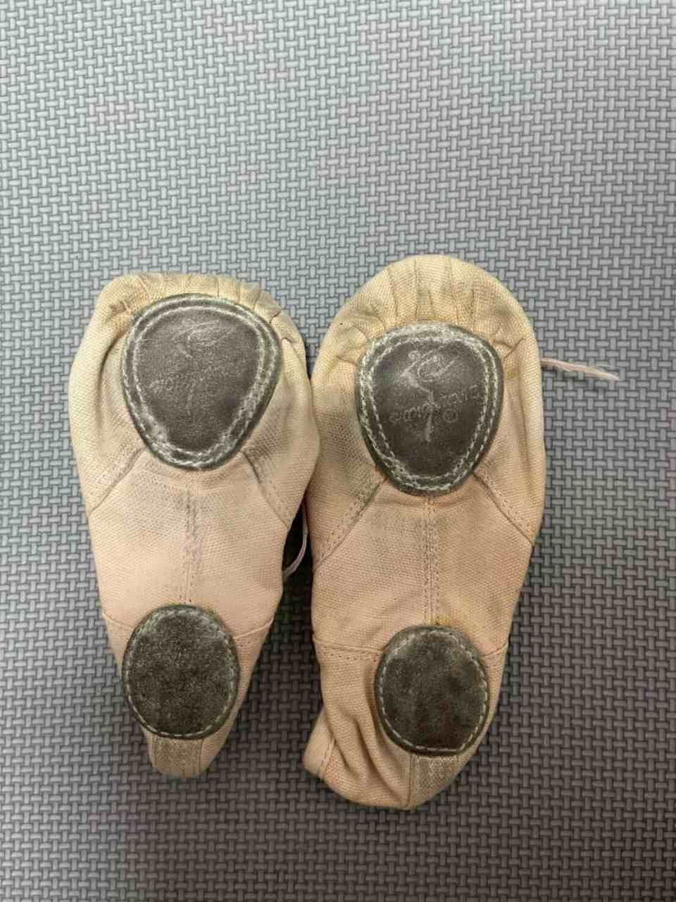 Momo - Worn Shoes Kids Ballet Shoes Dance Shoes (Worn in Childhood)