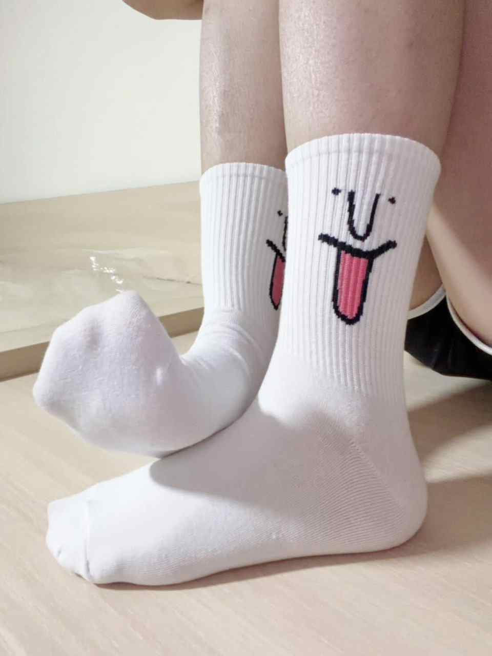 Yuii - Worn Socks Tongue Pattern White Ankle Socks