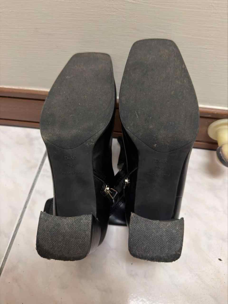 Ciao - Worn Black Leather Ankle Boots 25cm