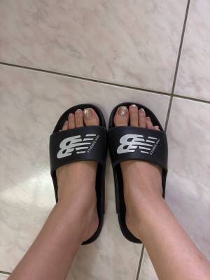 H02900105_1 Ciao - Worn New Balance Black Slides